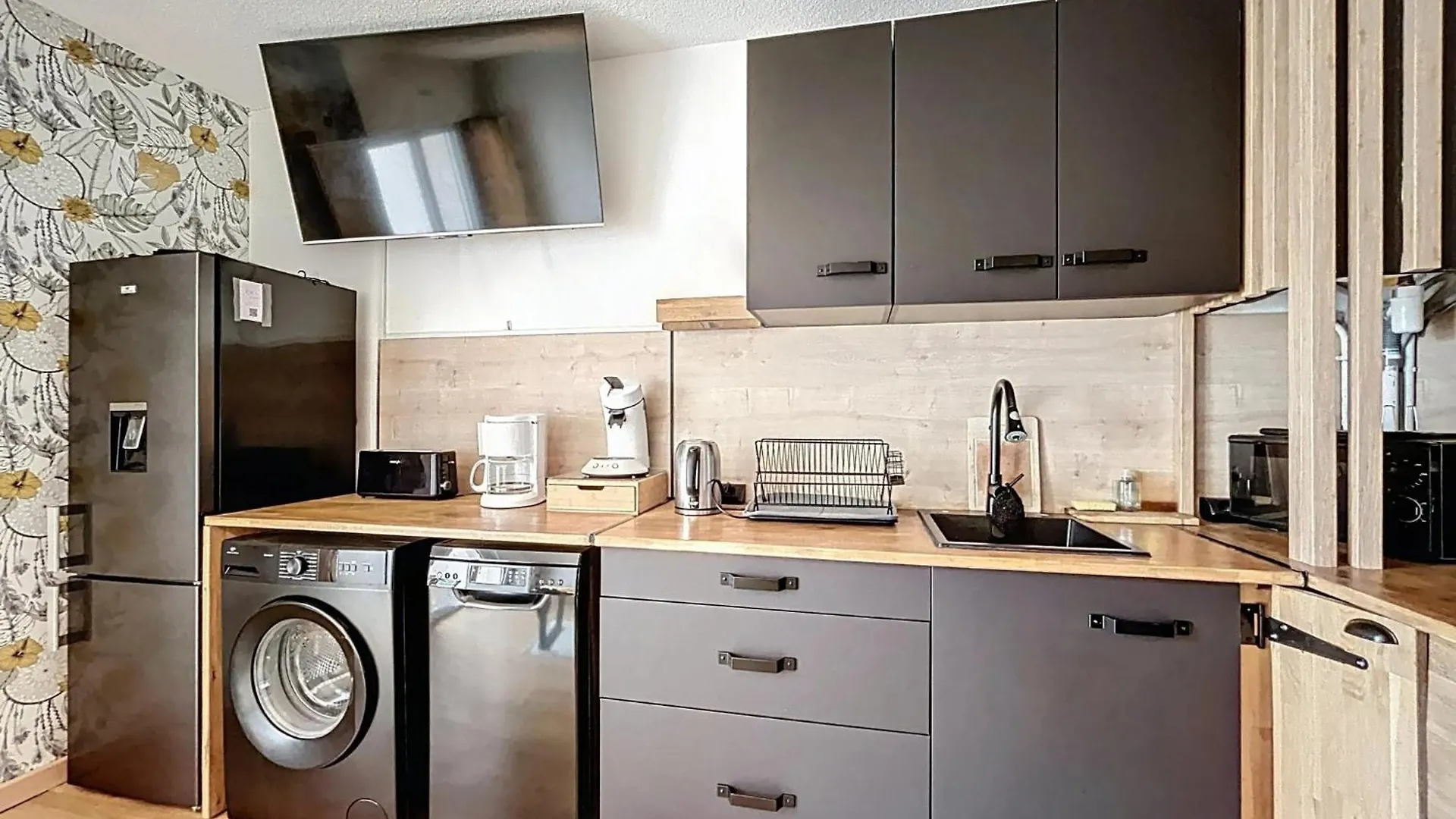 Appartement Rez De Jardin Proche Du Centre Ville De 사르주